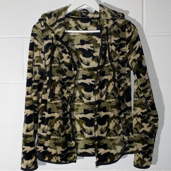 NWOT Fuzzy Wool Green Camo Hoodie - Picture 7 of 10